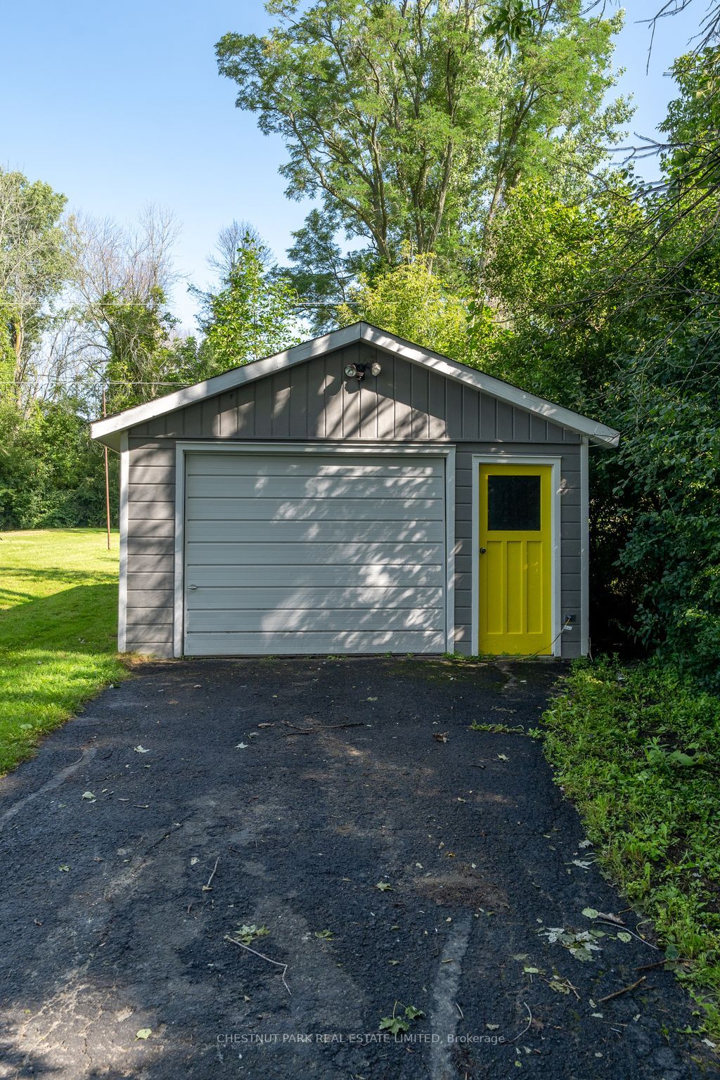 946 Lakeside Dr