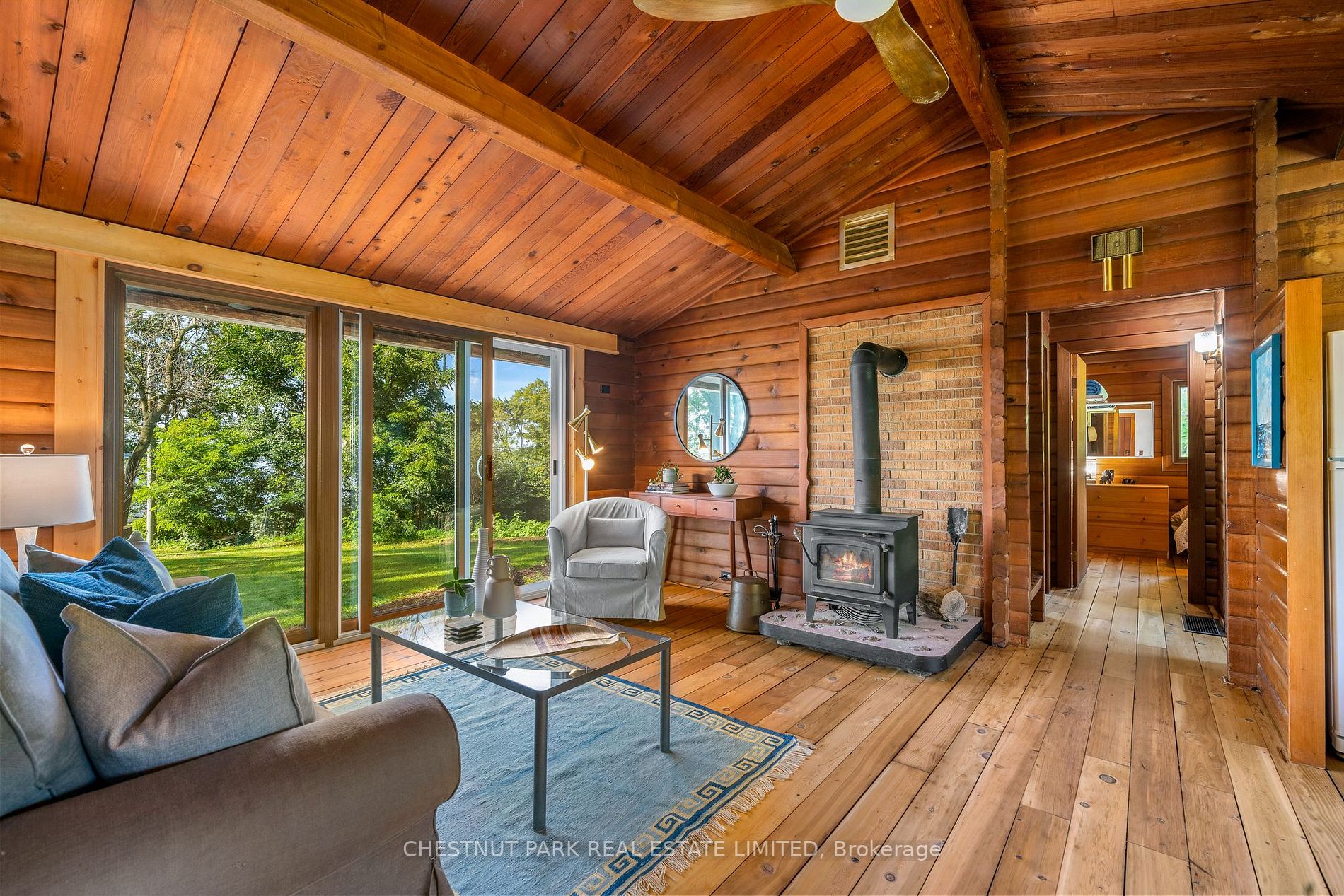 946 Lakeside Dr