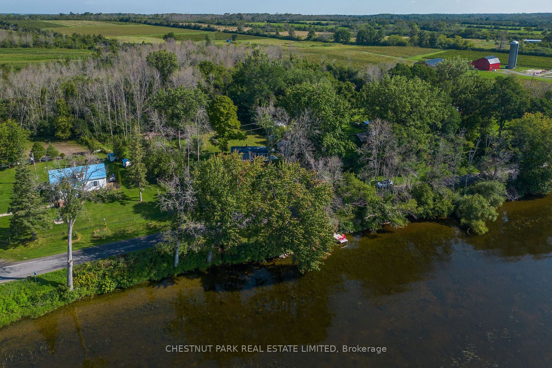 946 Lakeside Dr
