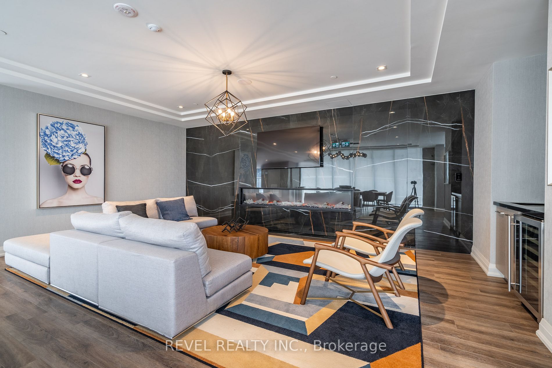 212 King William St, #310