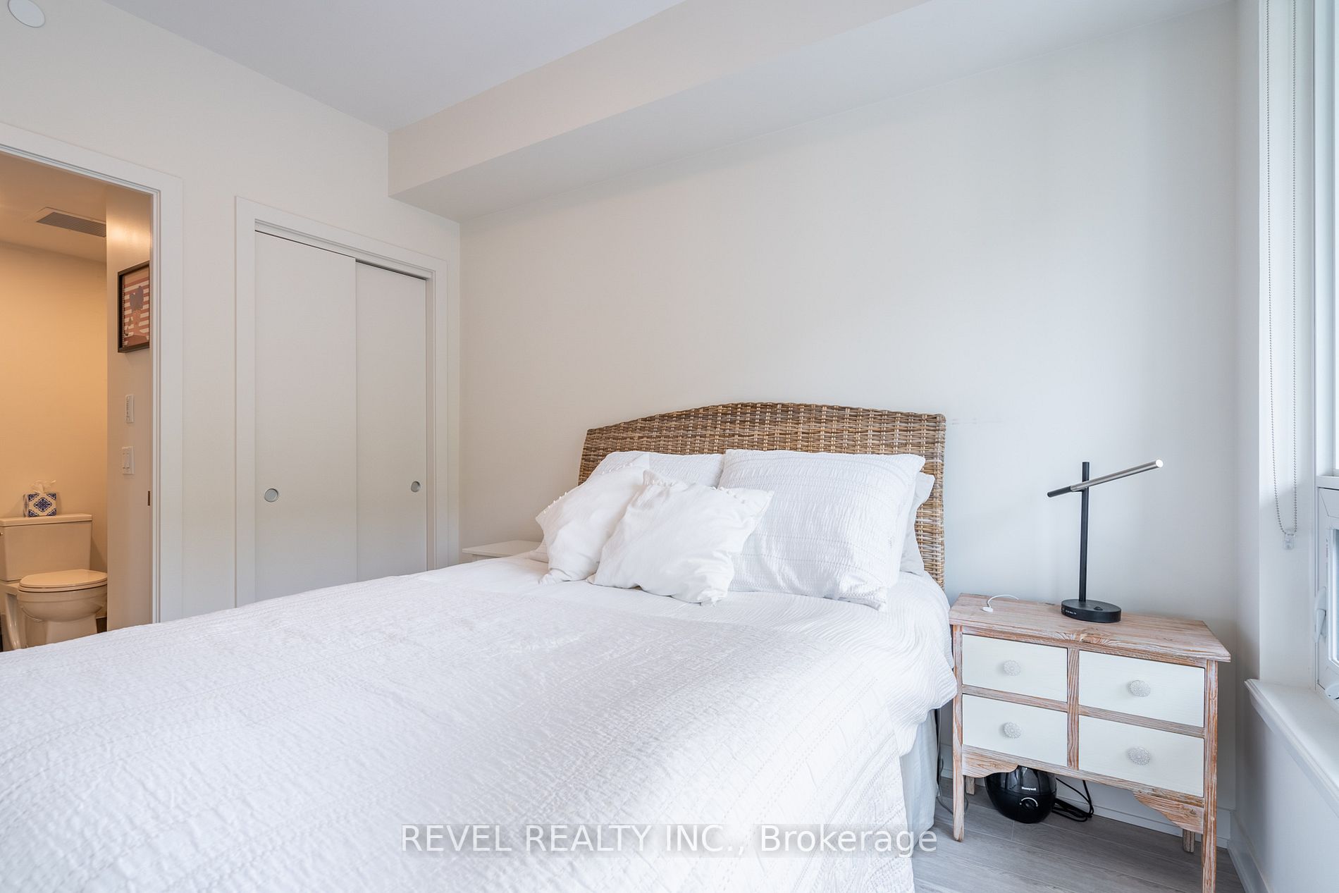 212 King William St, #310