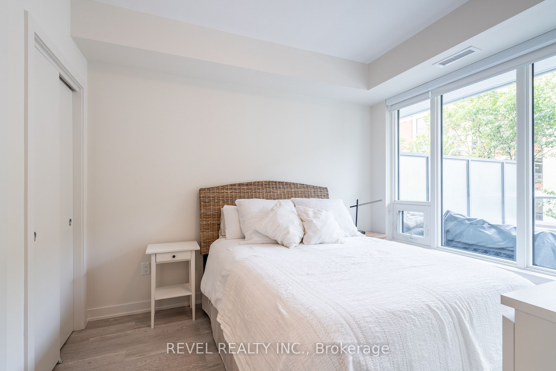 212 King William St, #310