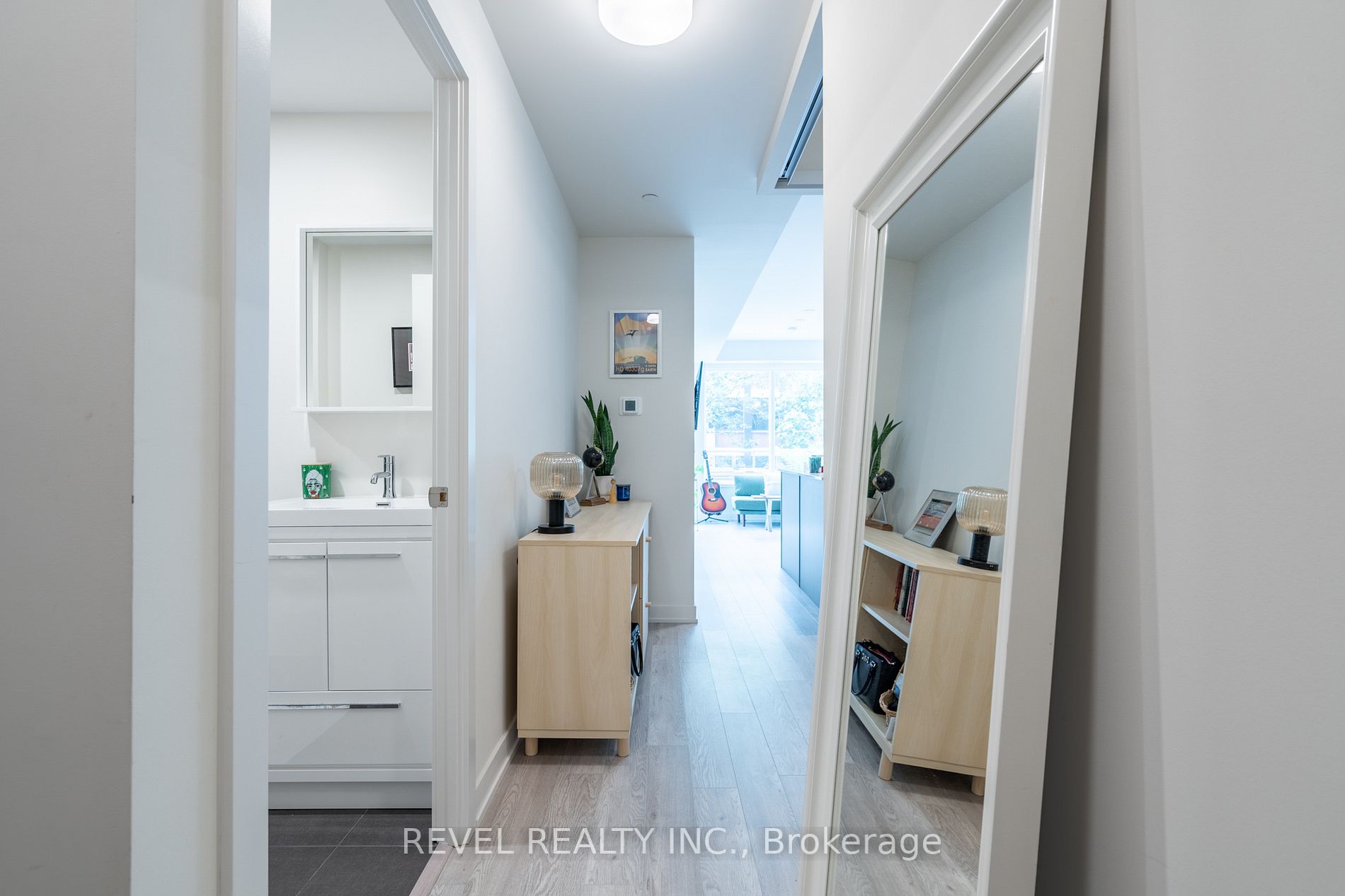 212 King William St, #310
