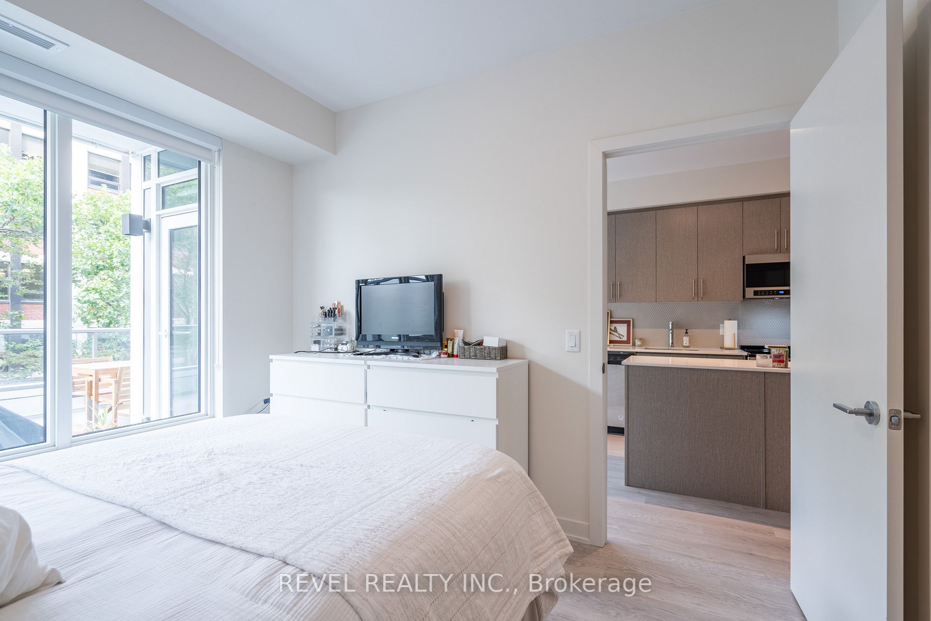 212 King William St, #310