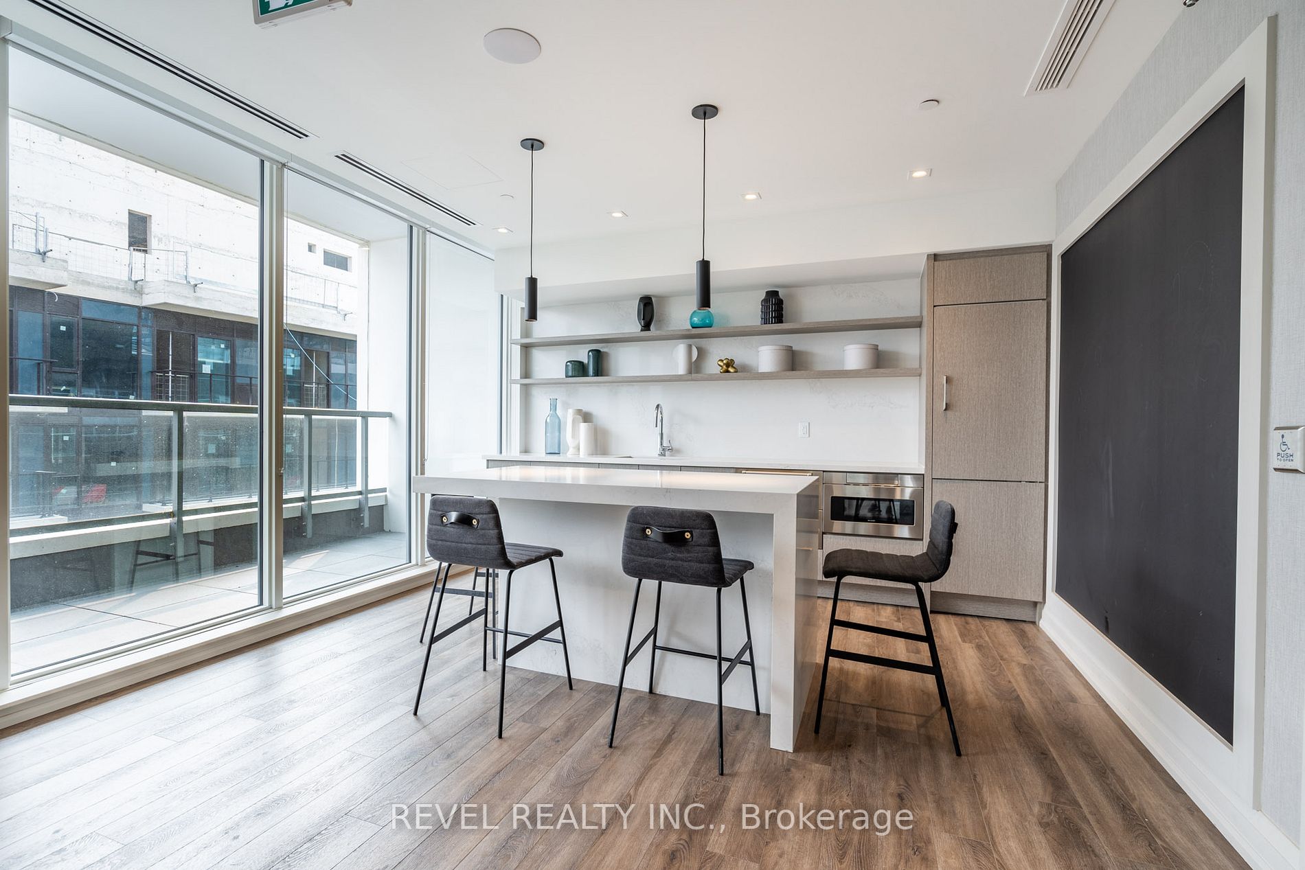 212 King William St, #310