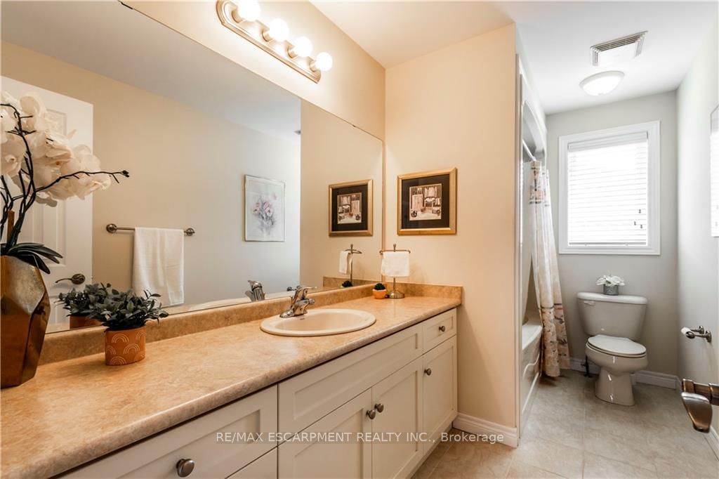 20 Degrow Cres