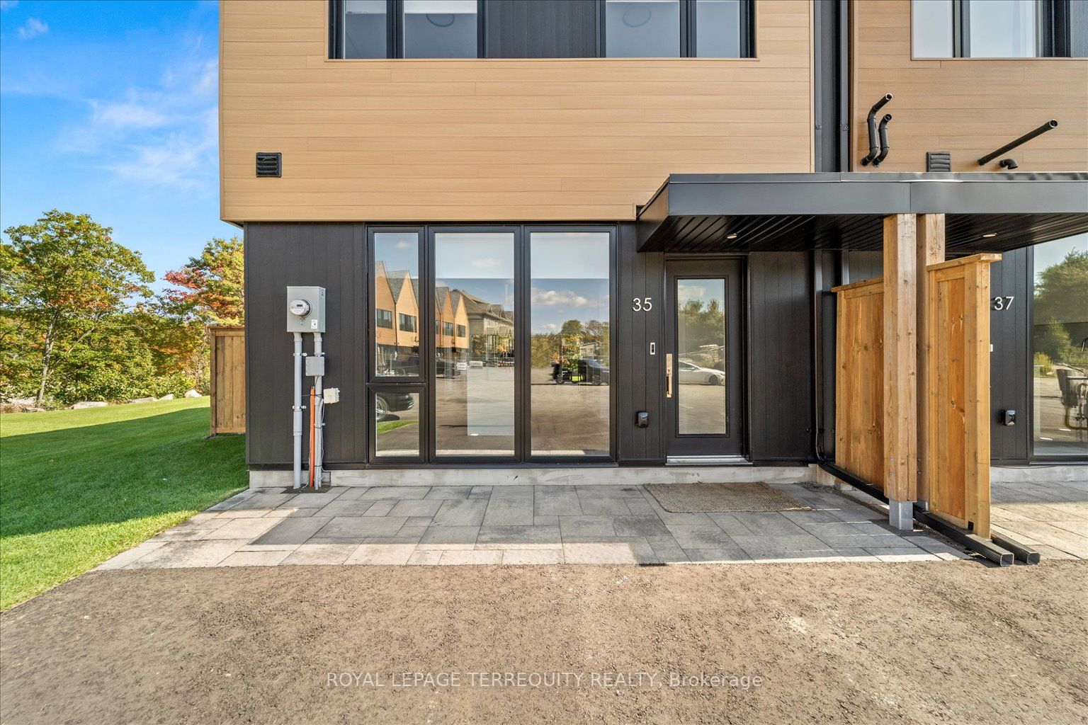 35 Rockmount Crescent