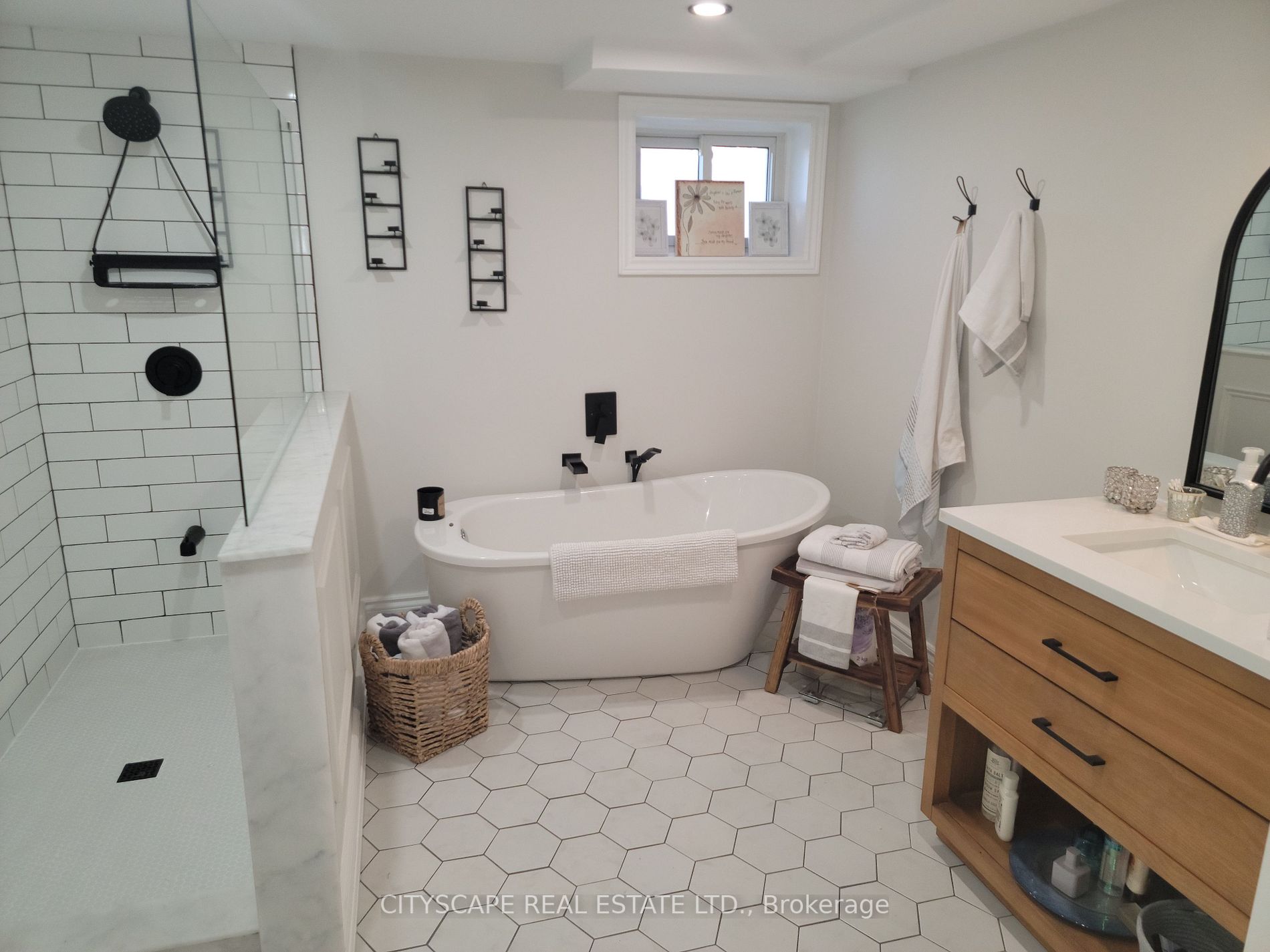 891 Curtis Cres