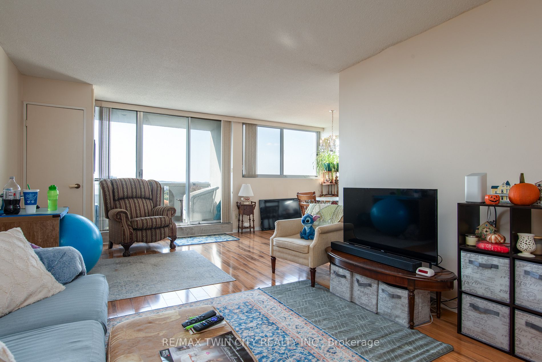 375 King St N, #1405