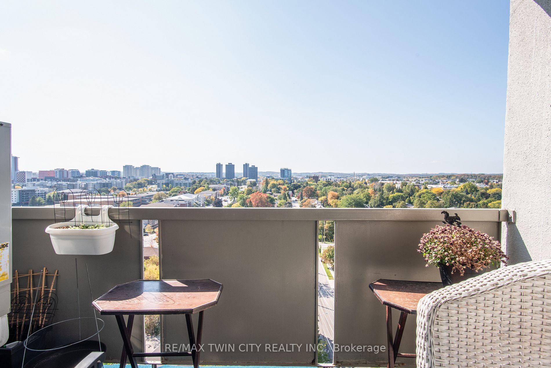 375 King St N, #1405