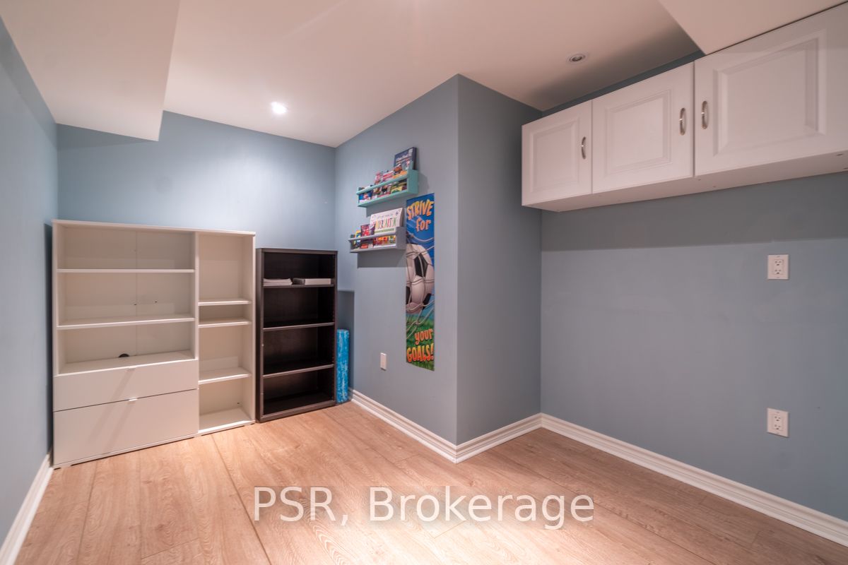77 Peer Crt