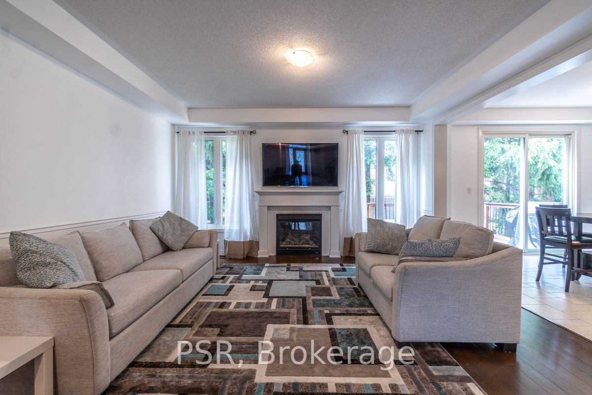 77 Peer Crt