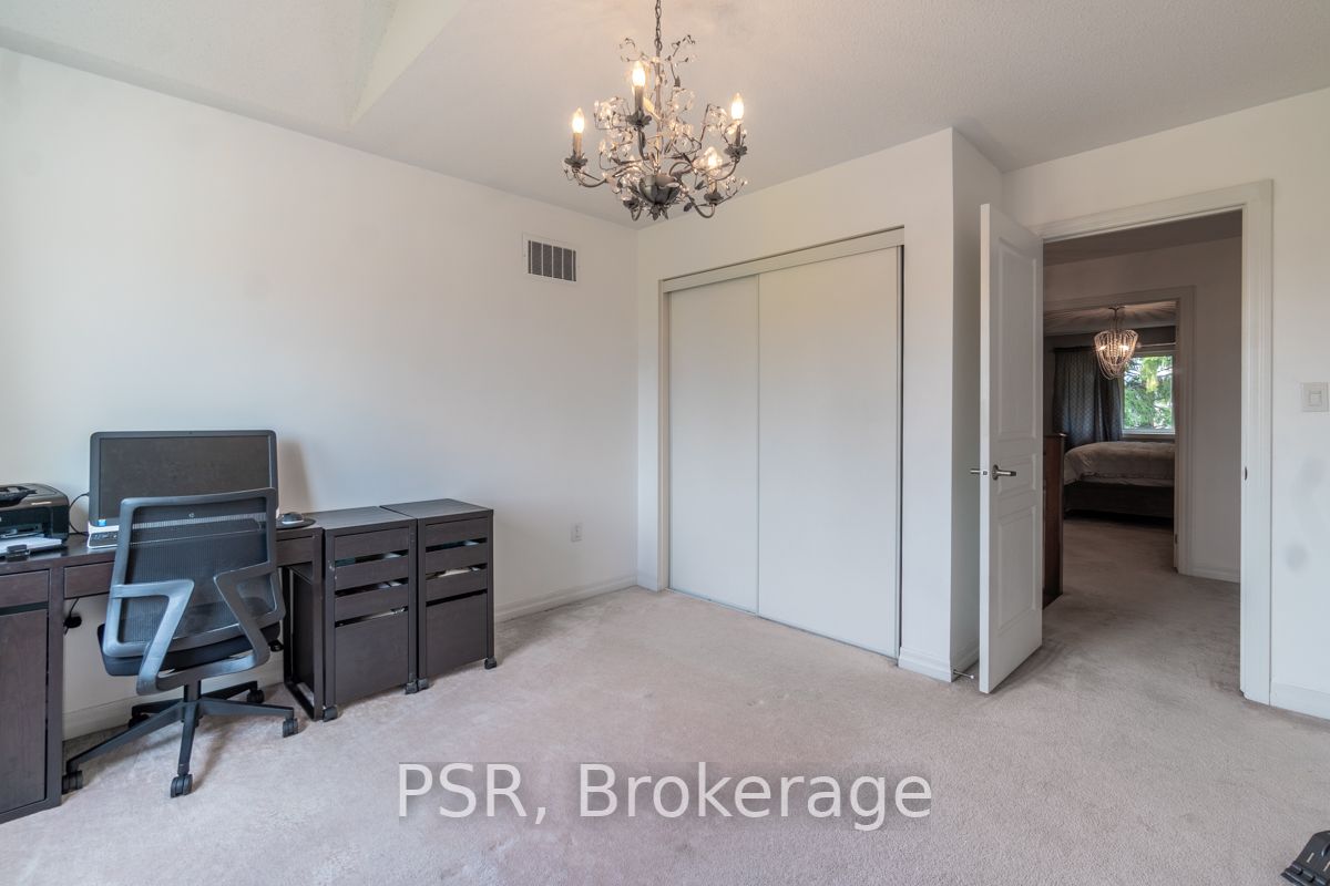77 Peer Crt