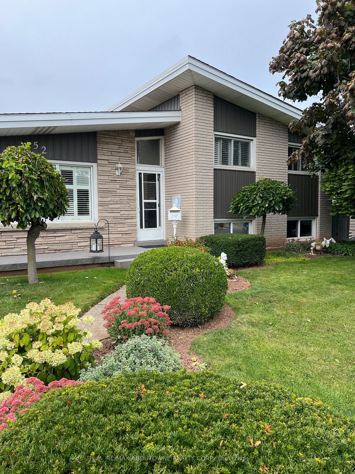 52 Lorne Ave