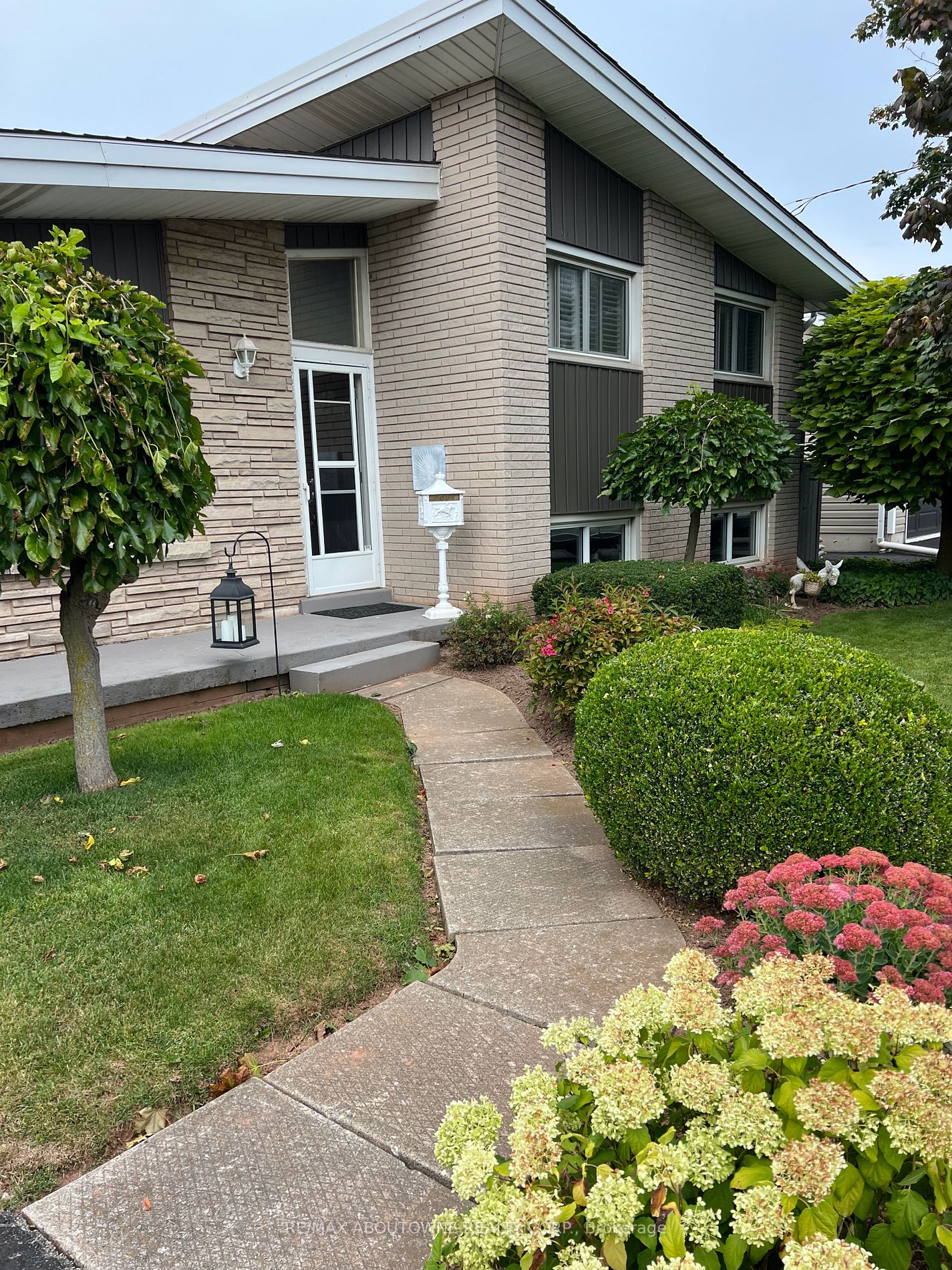 52 Lorne Ave