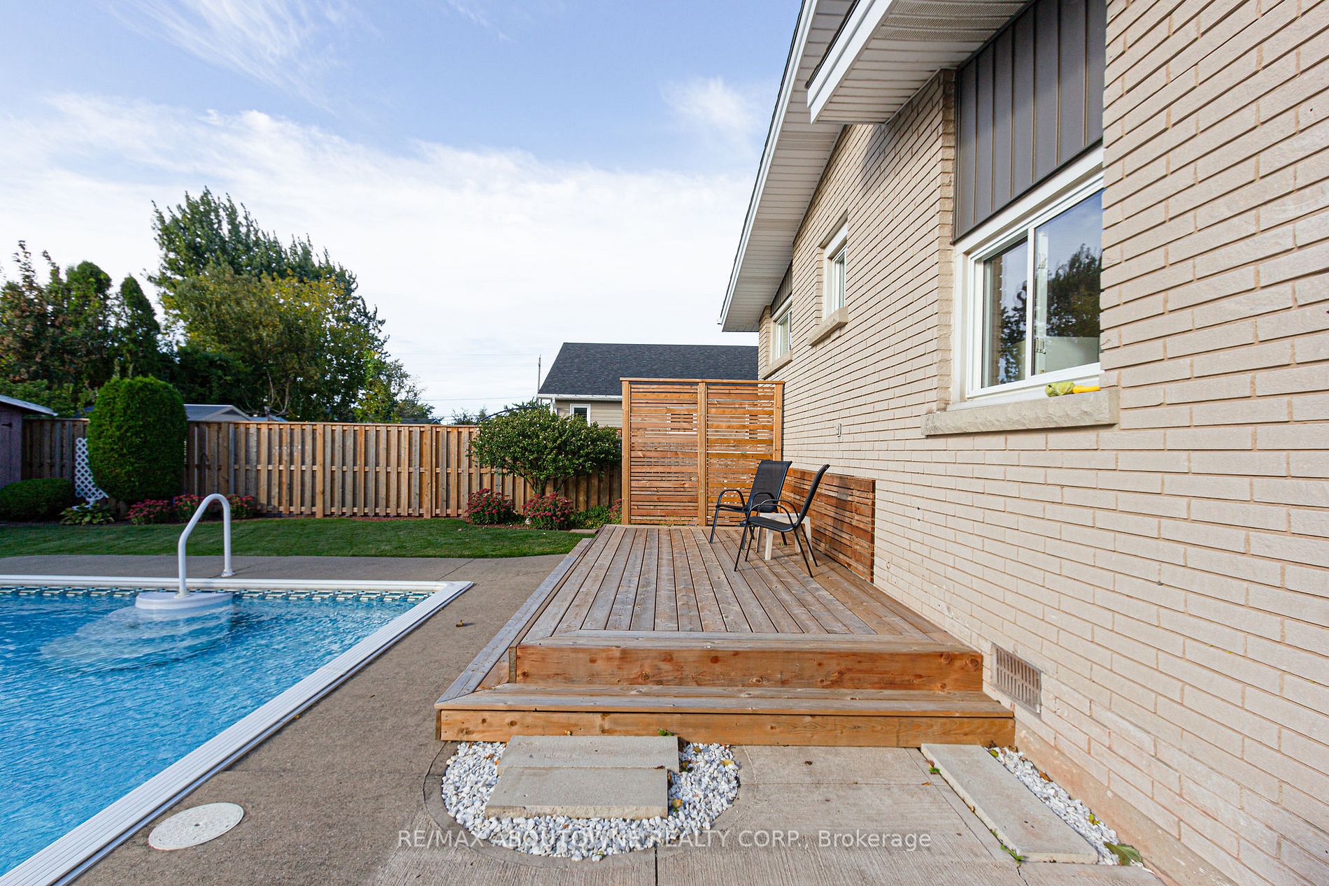 52 Lorne Ave