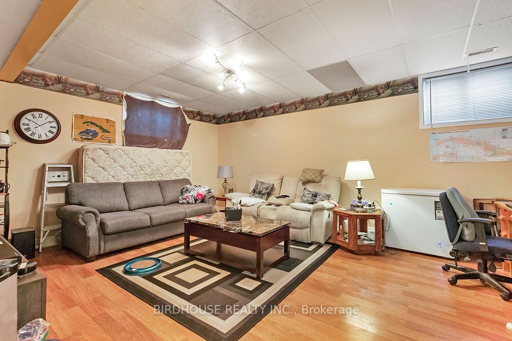 341 Mary Street W