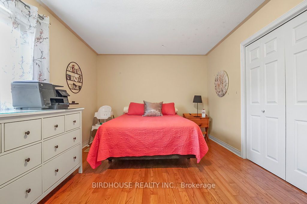 341 Mary Street W