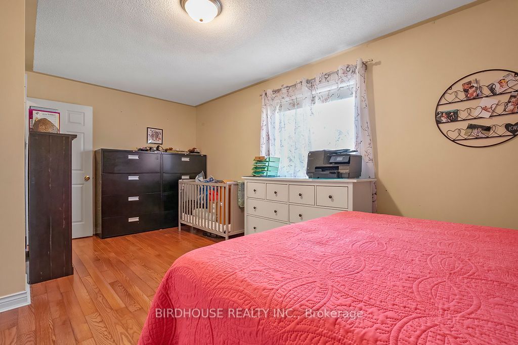 341 Mary Street W
