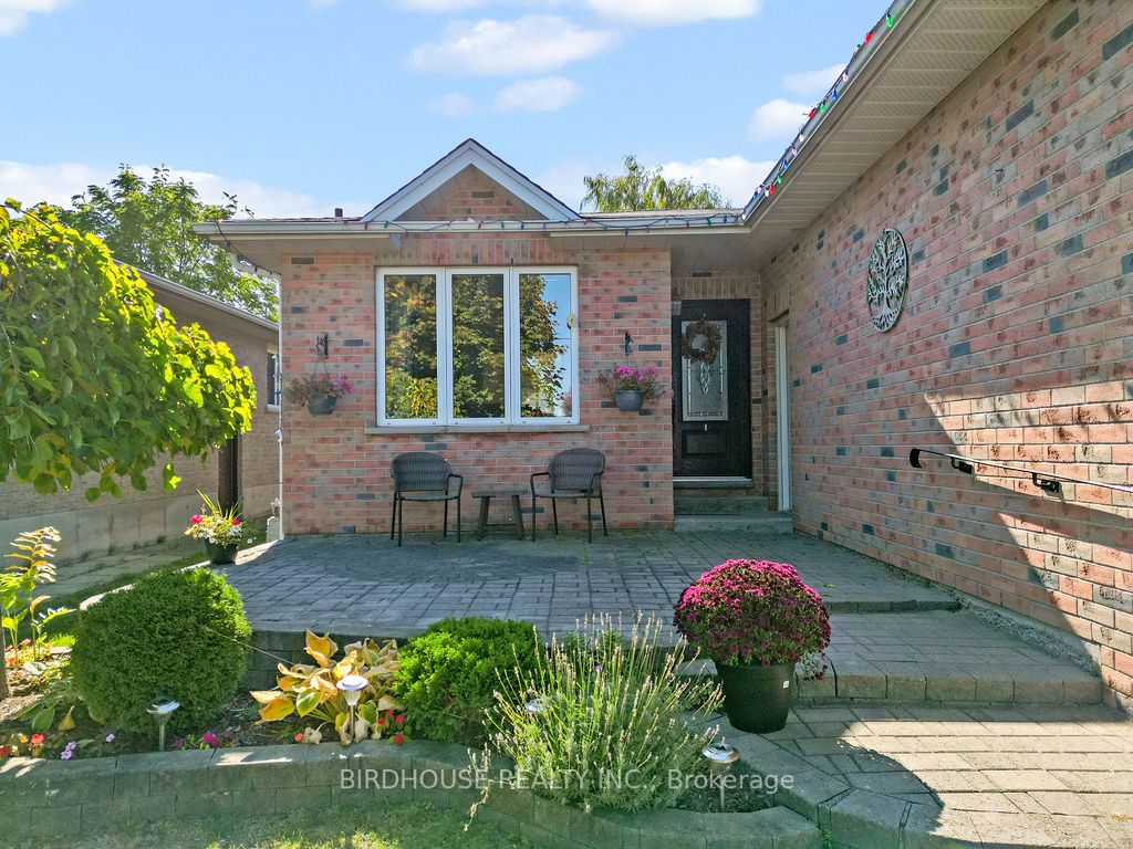341 Mary St W