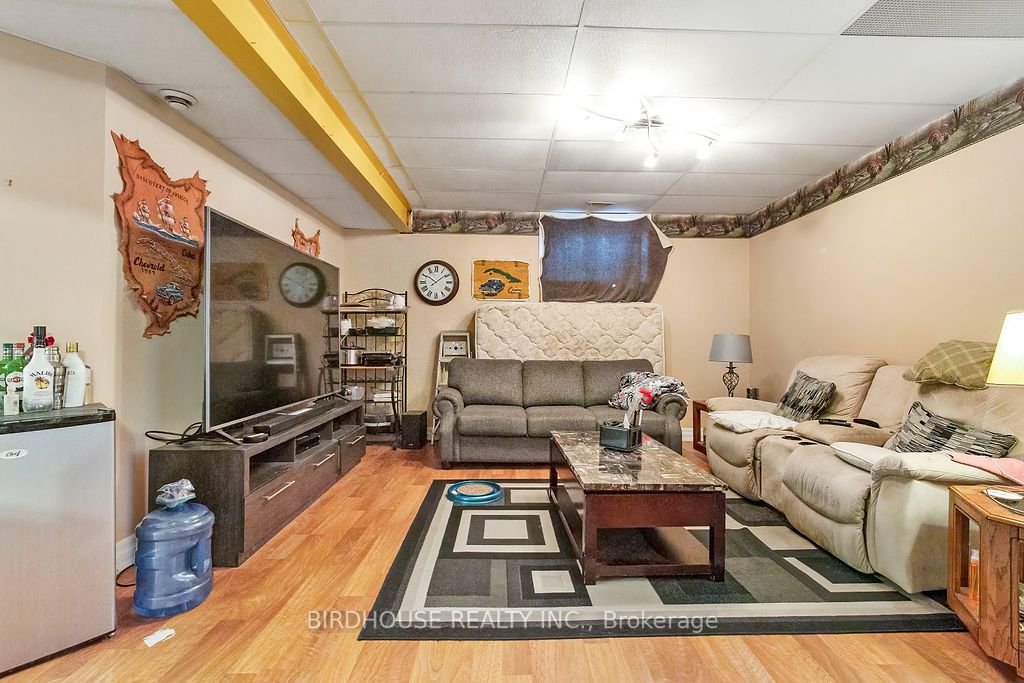 341 Mary Street W