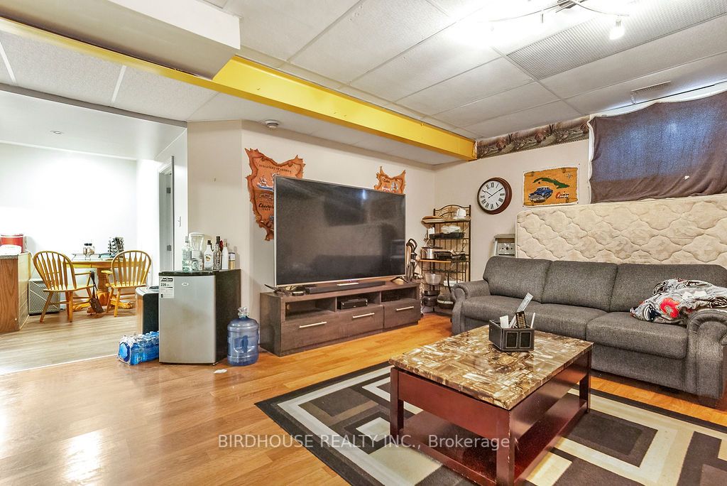 341 Mary Street W