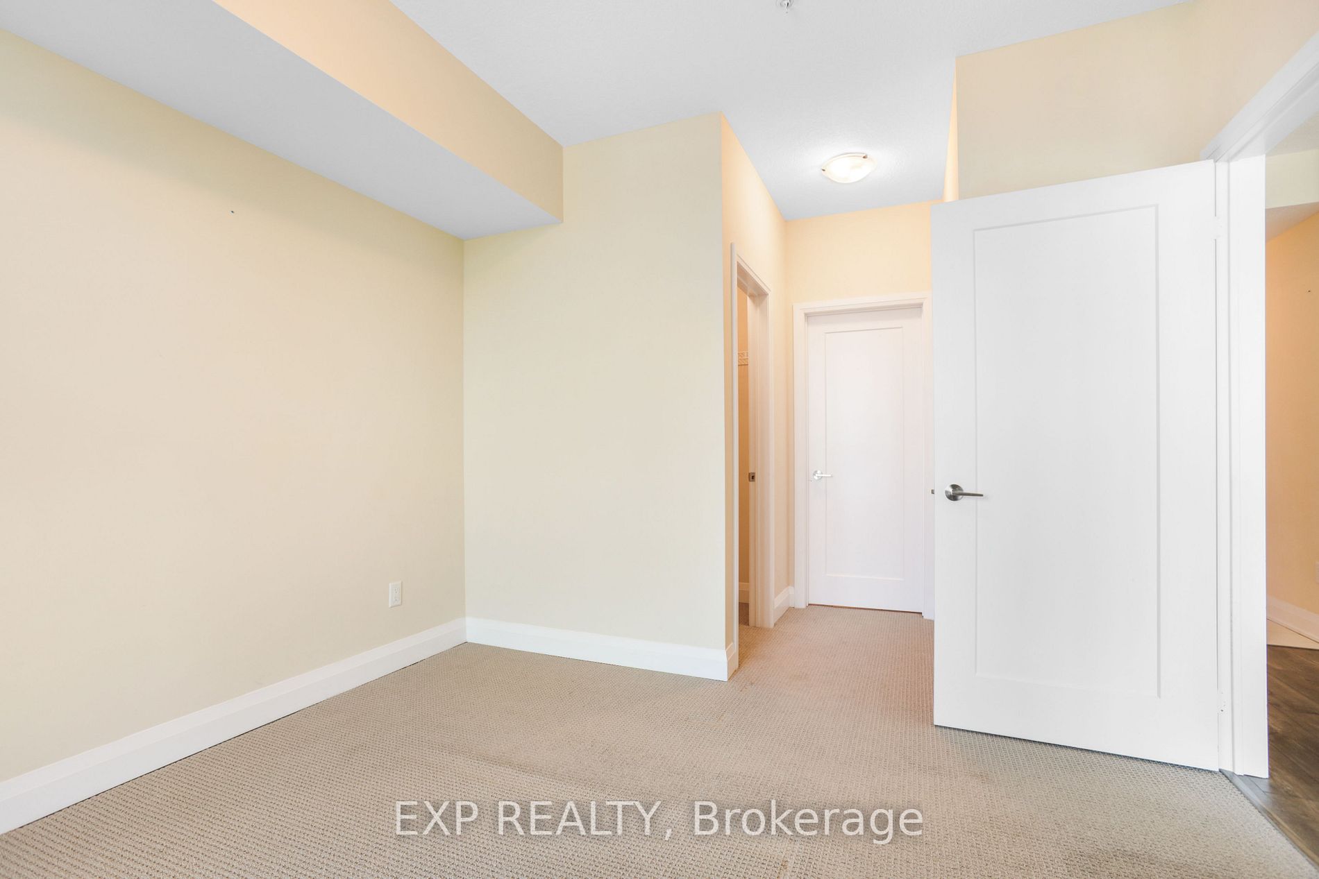 16 Concord Pl, #216