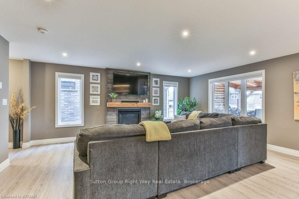 1073 Alberni Rd