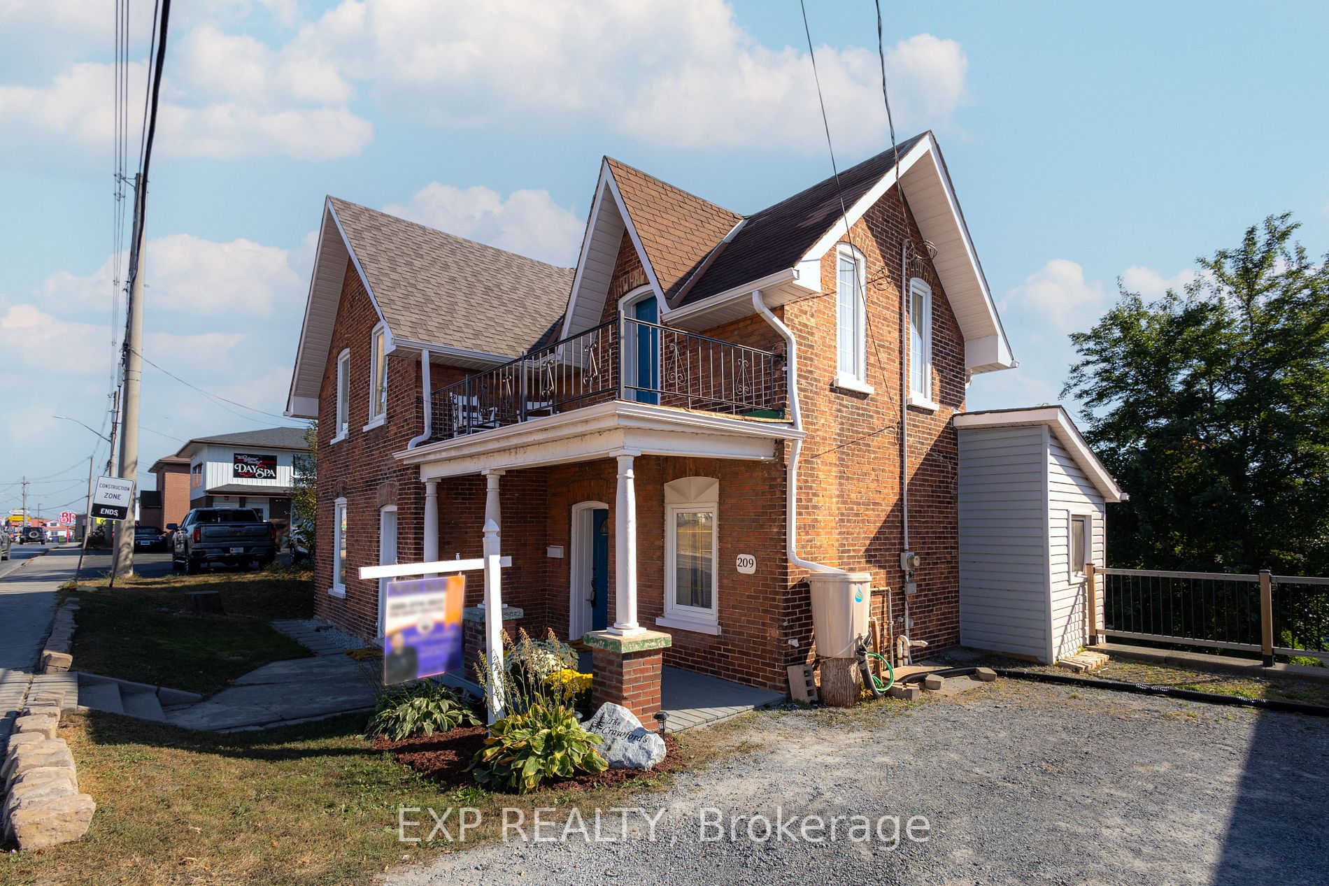 209 Dundas St E