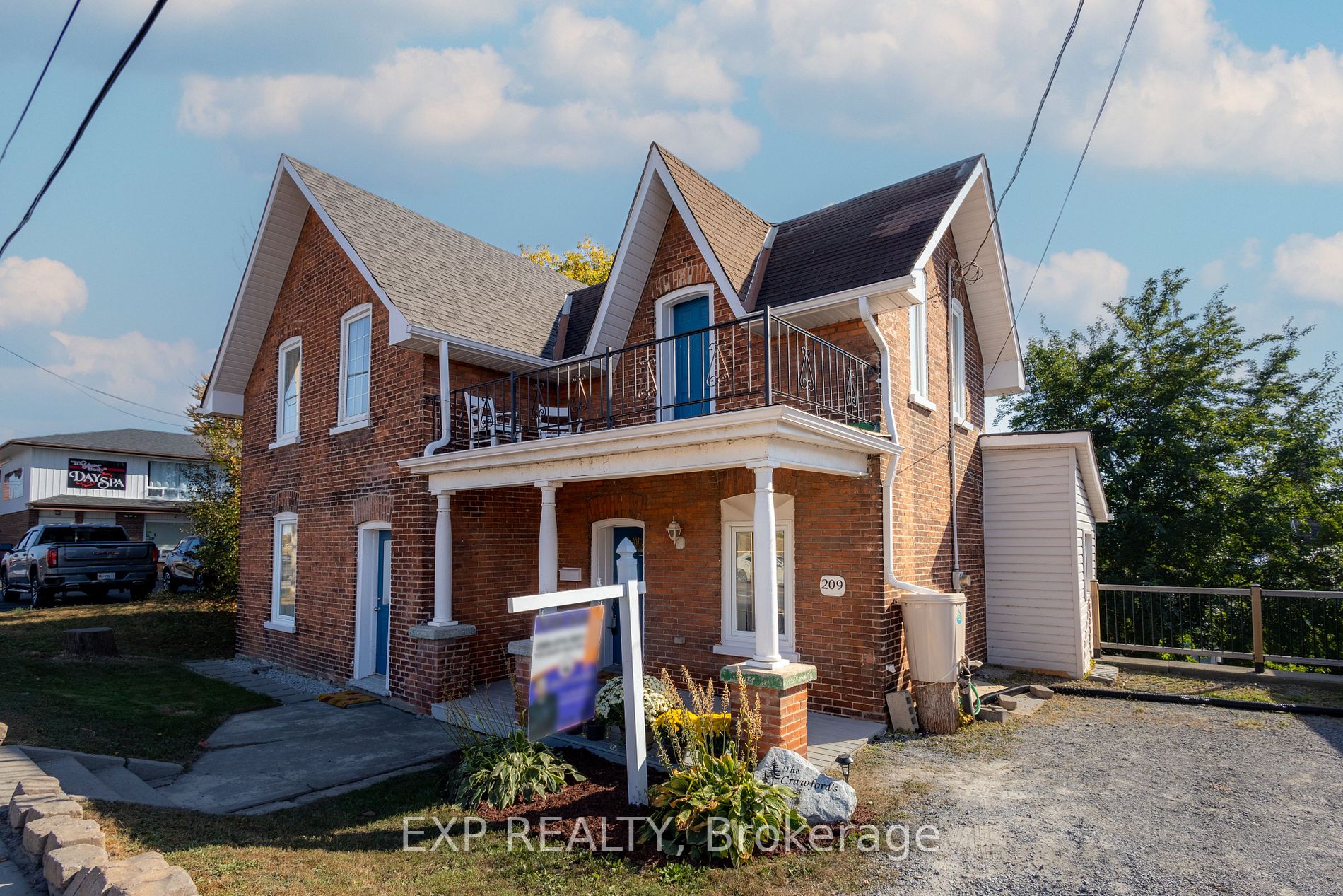 209 Dundas St E