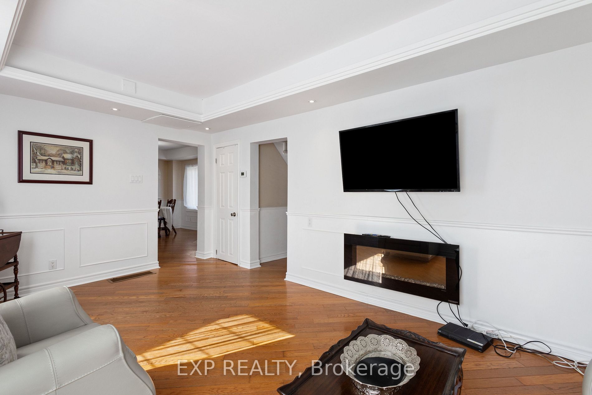 209 Dundas St E