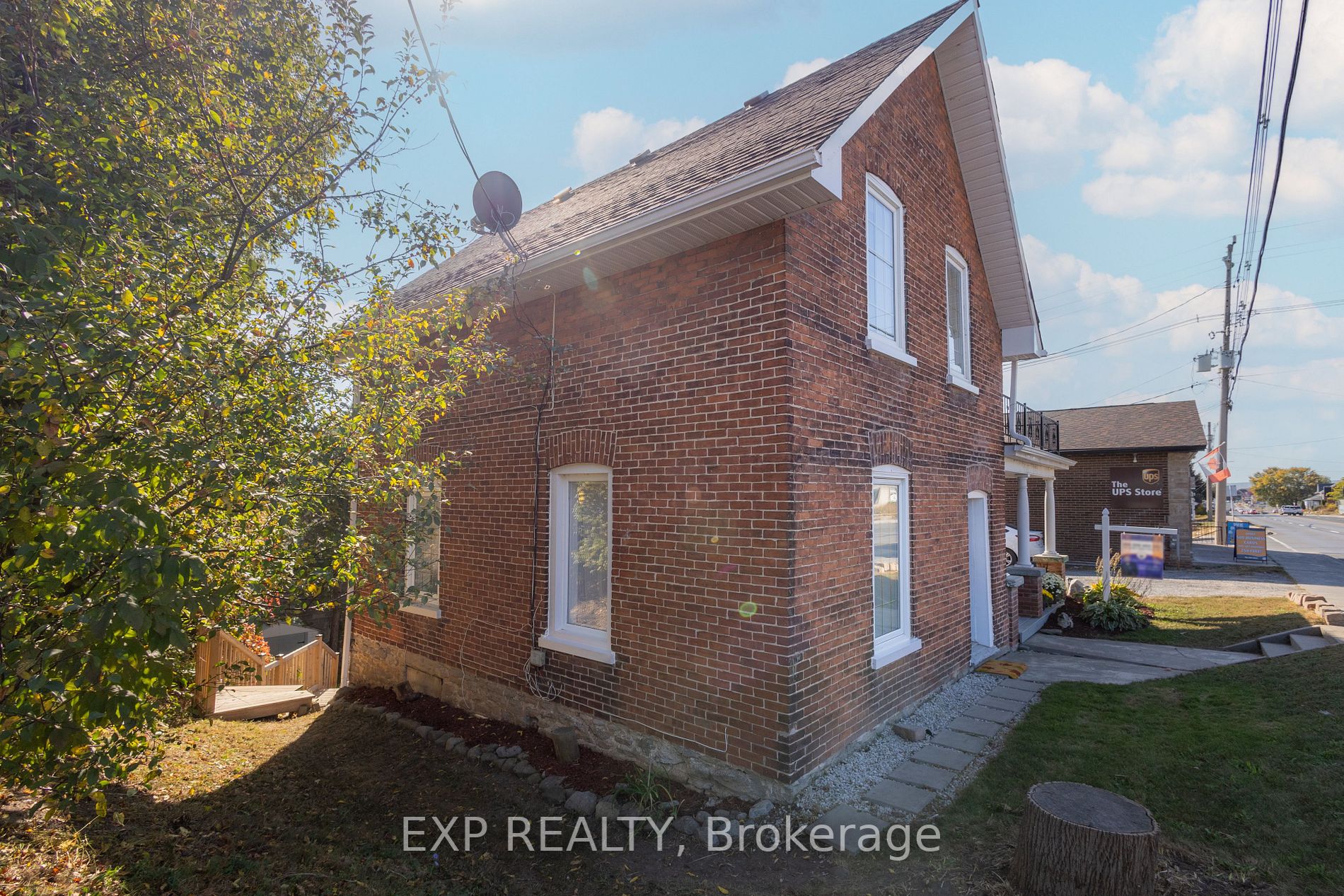 209 Dundas St E