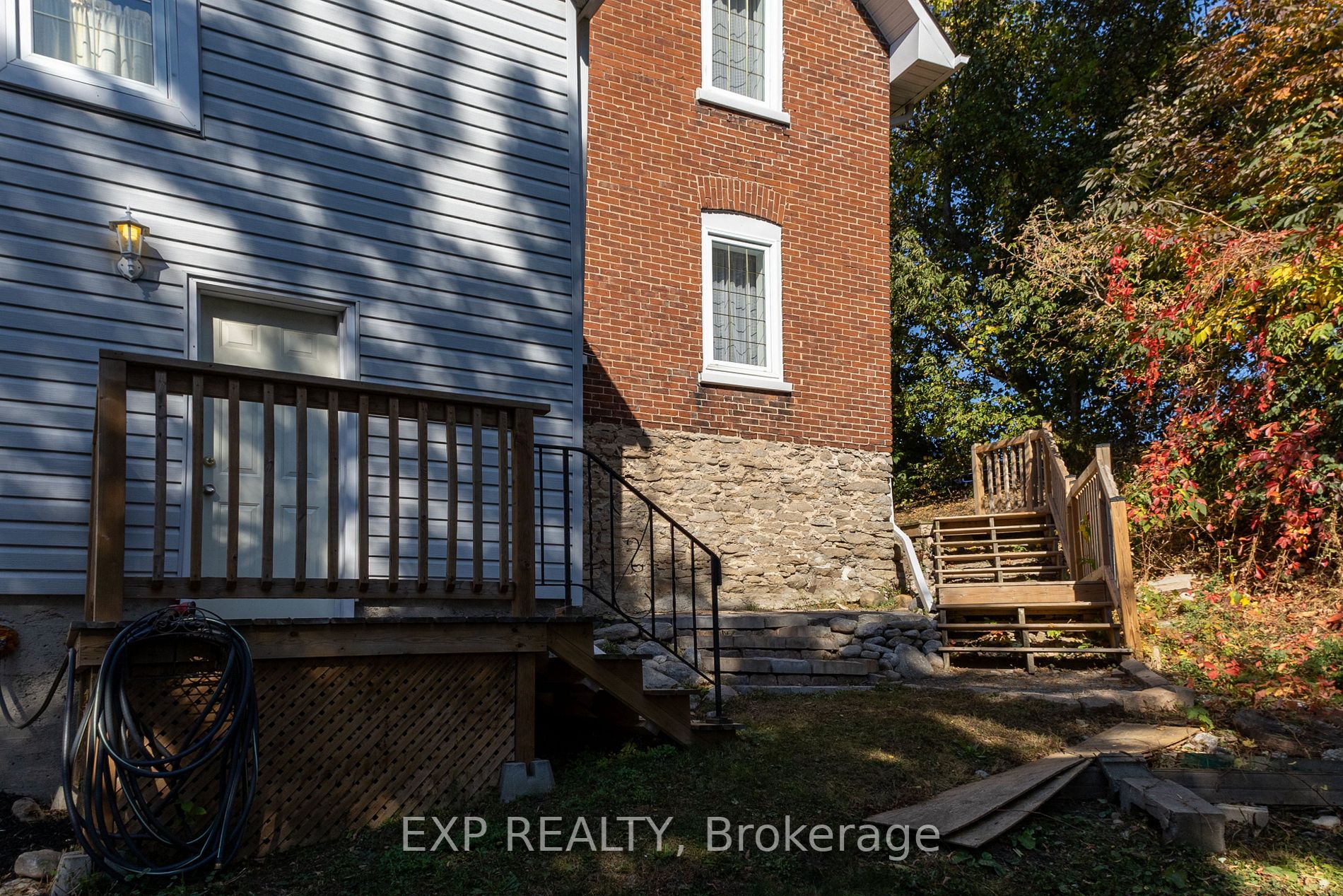 209 Dundas St E
