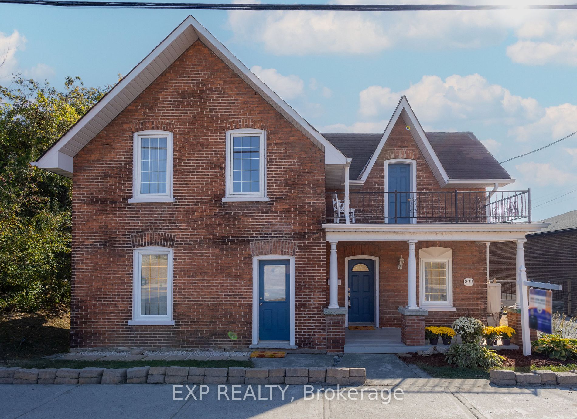 209 Dundas St E