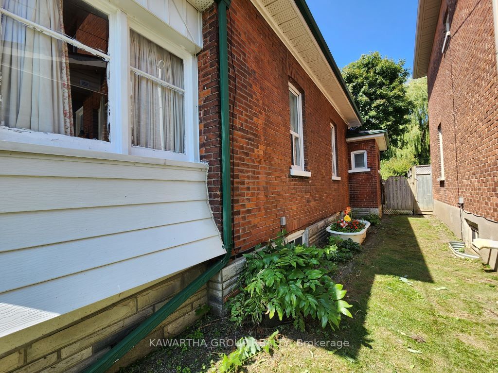 32 Durham St W