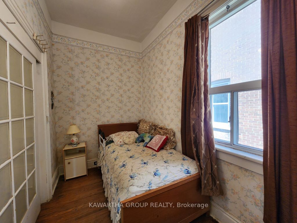 32 Durham St W