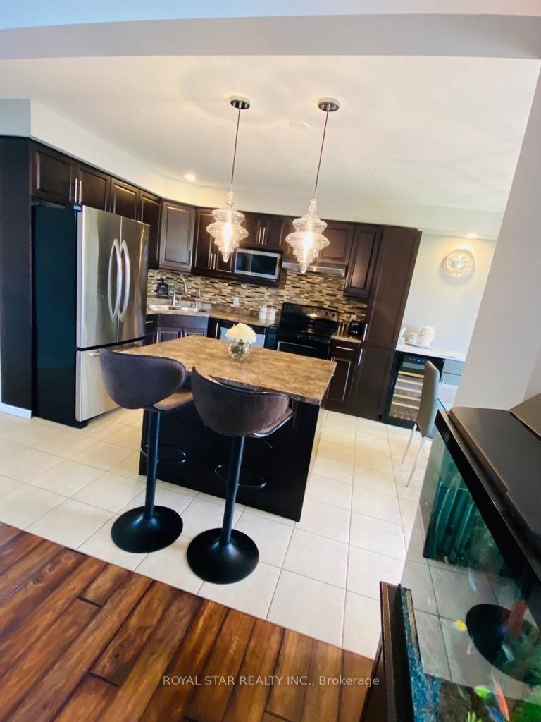 631 Frontenac Cres S