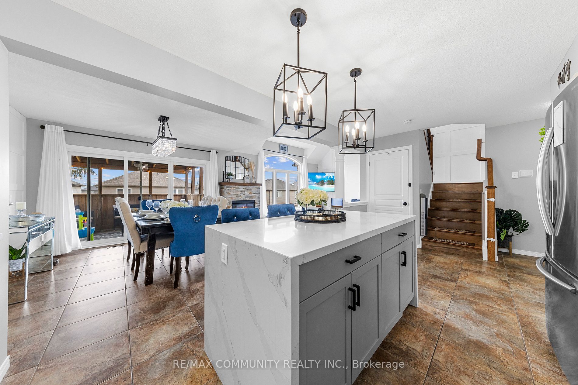690 Frontenac Cres