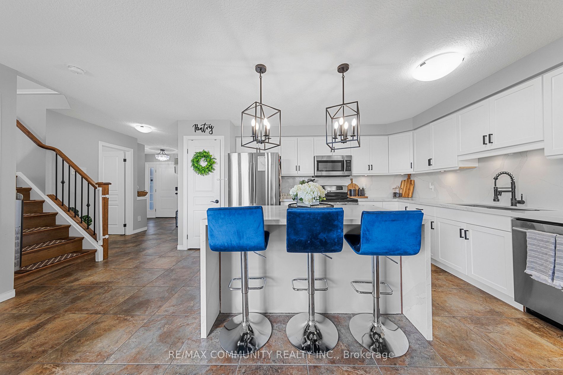 690 Frontenac Cres