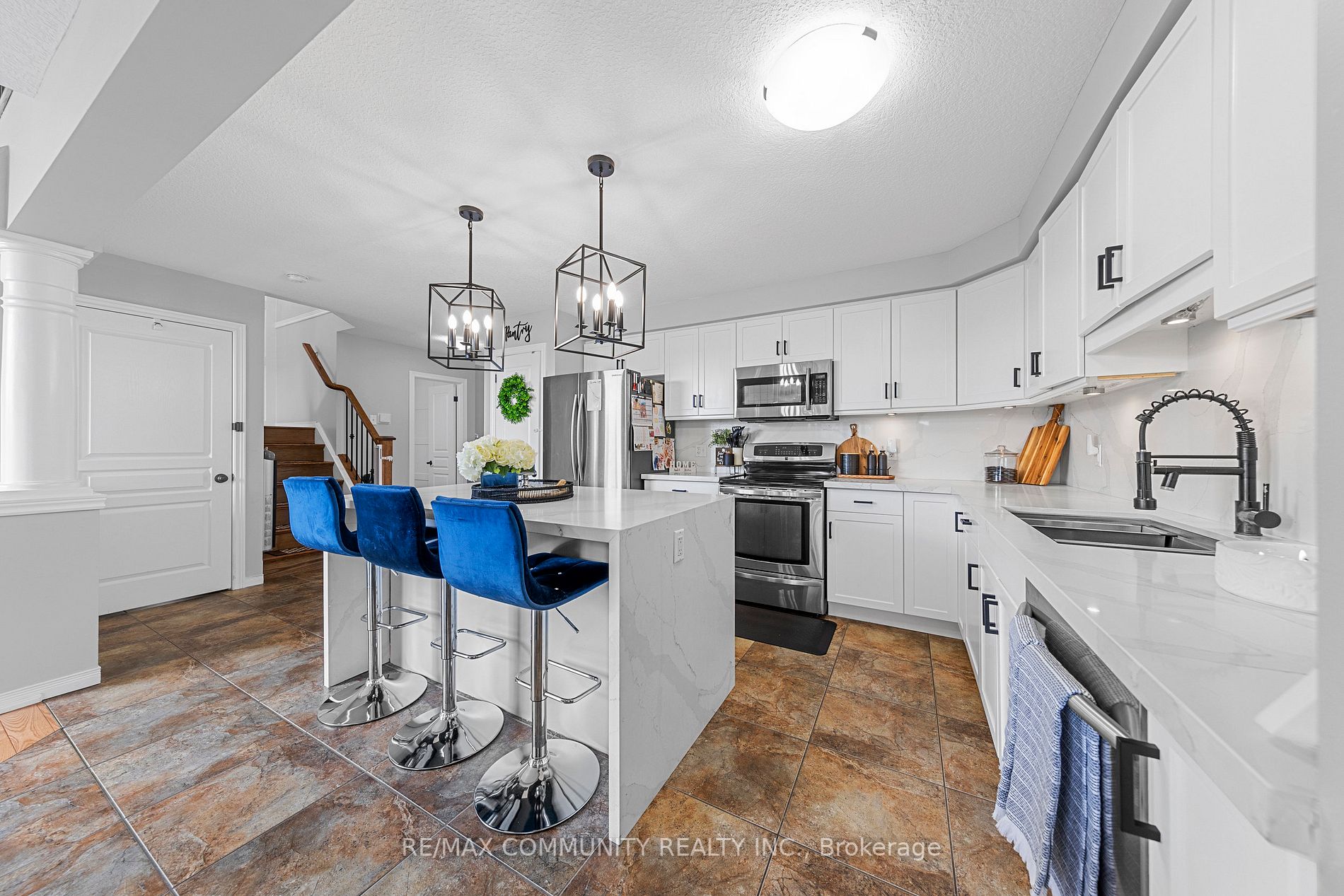 690 Frontenac Cres