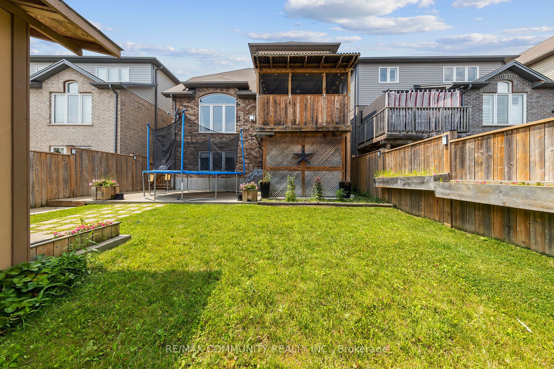 690 Frontenac Cres
