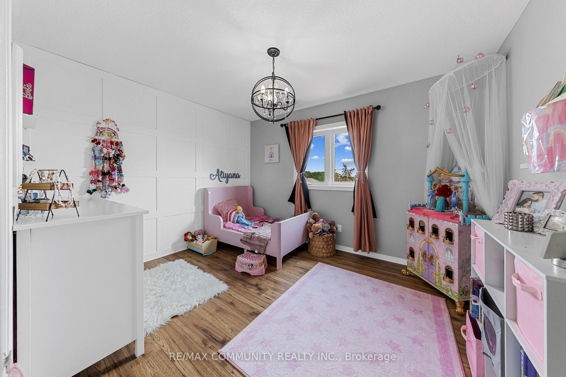690 Frontenac Cres