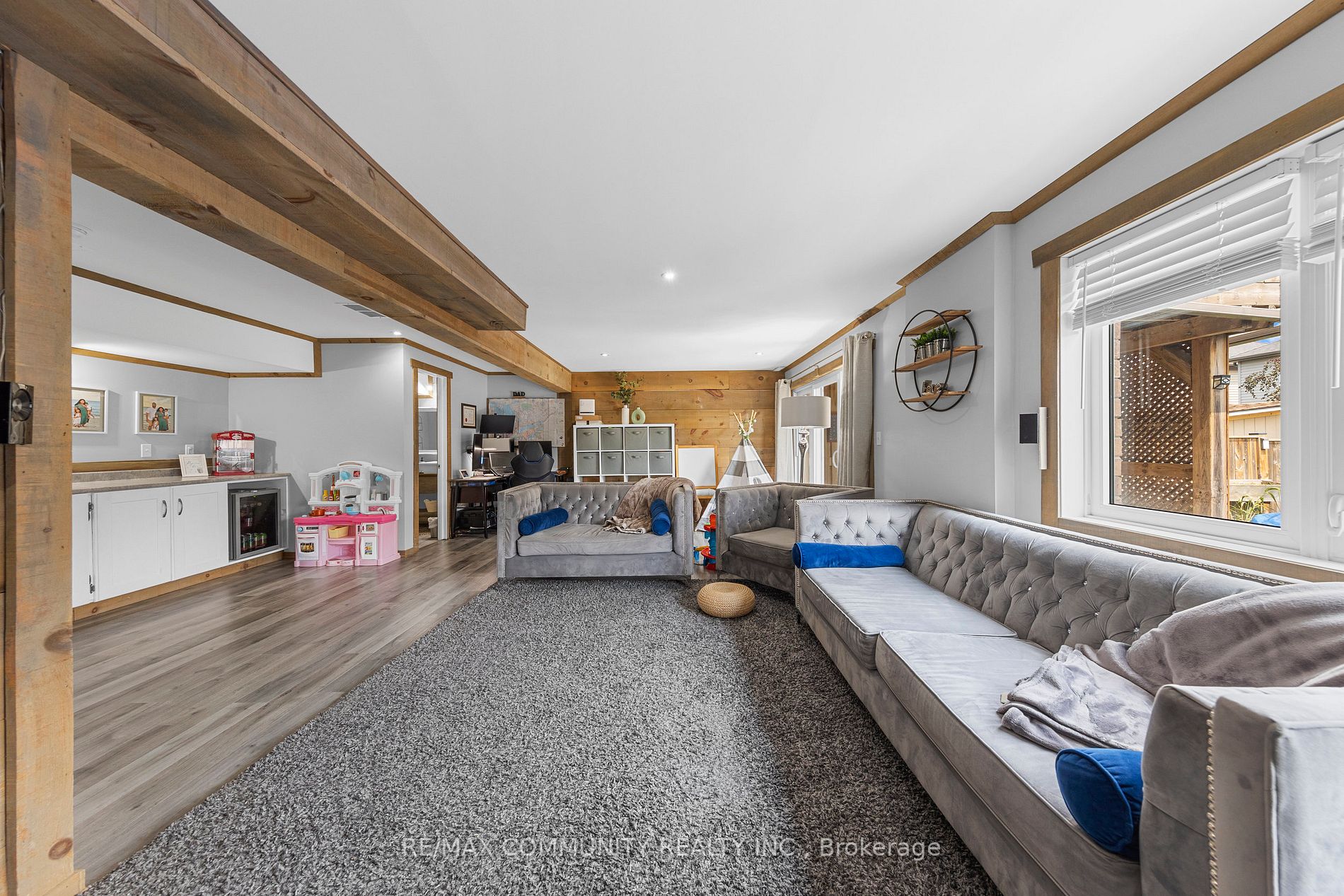 690 Frontenac Cres
