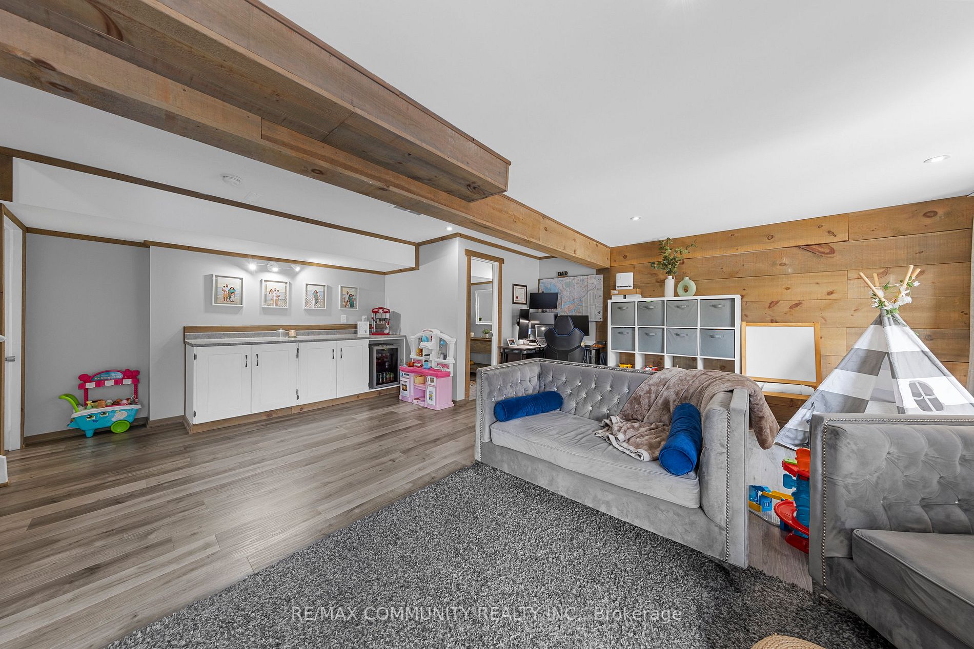 690 Frontenac Cres