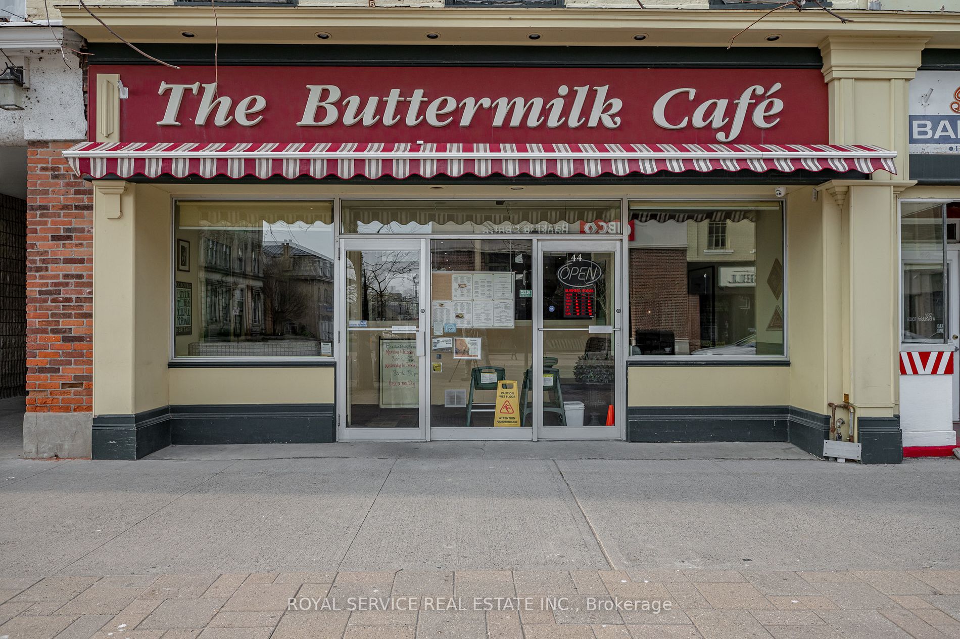 44 King St W