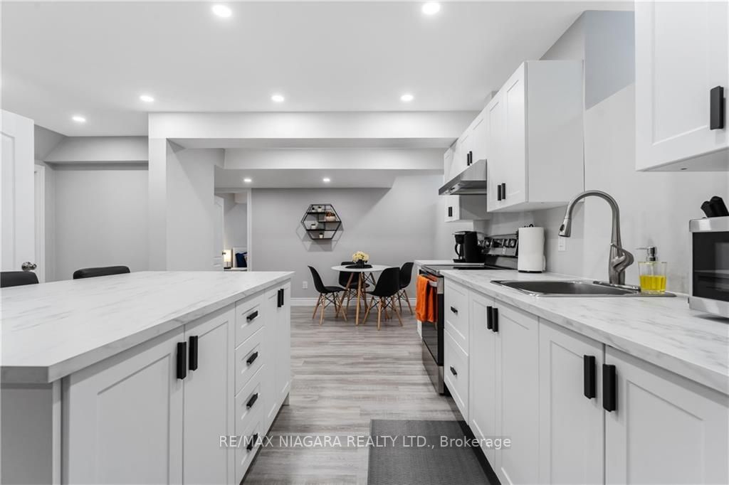 11 Sunset Way