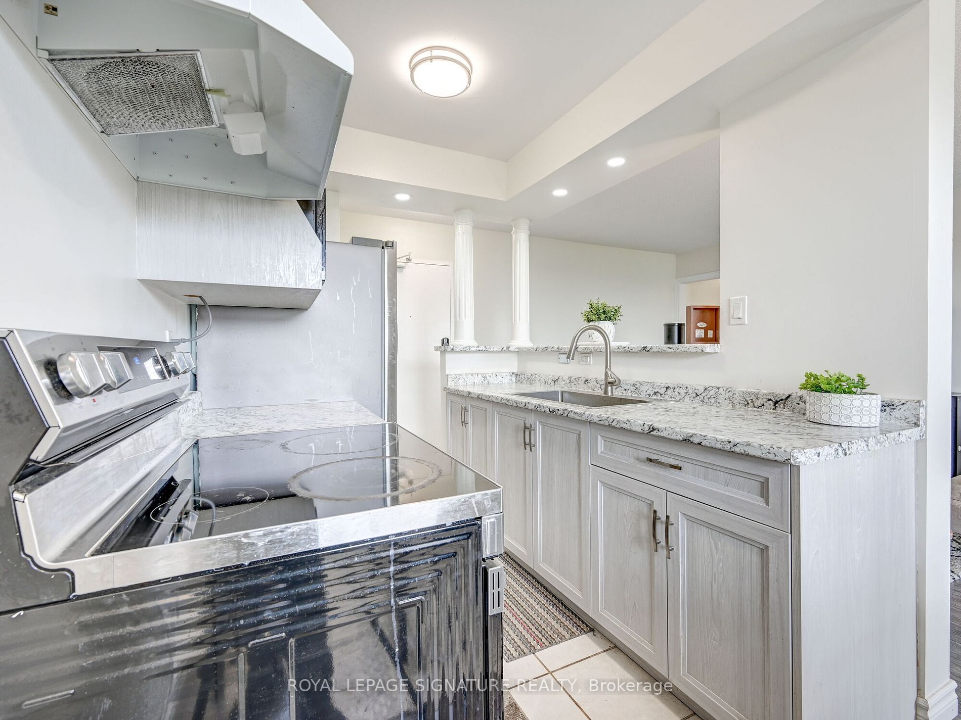851 Queenston Rd, #902