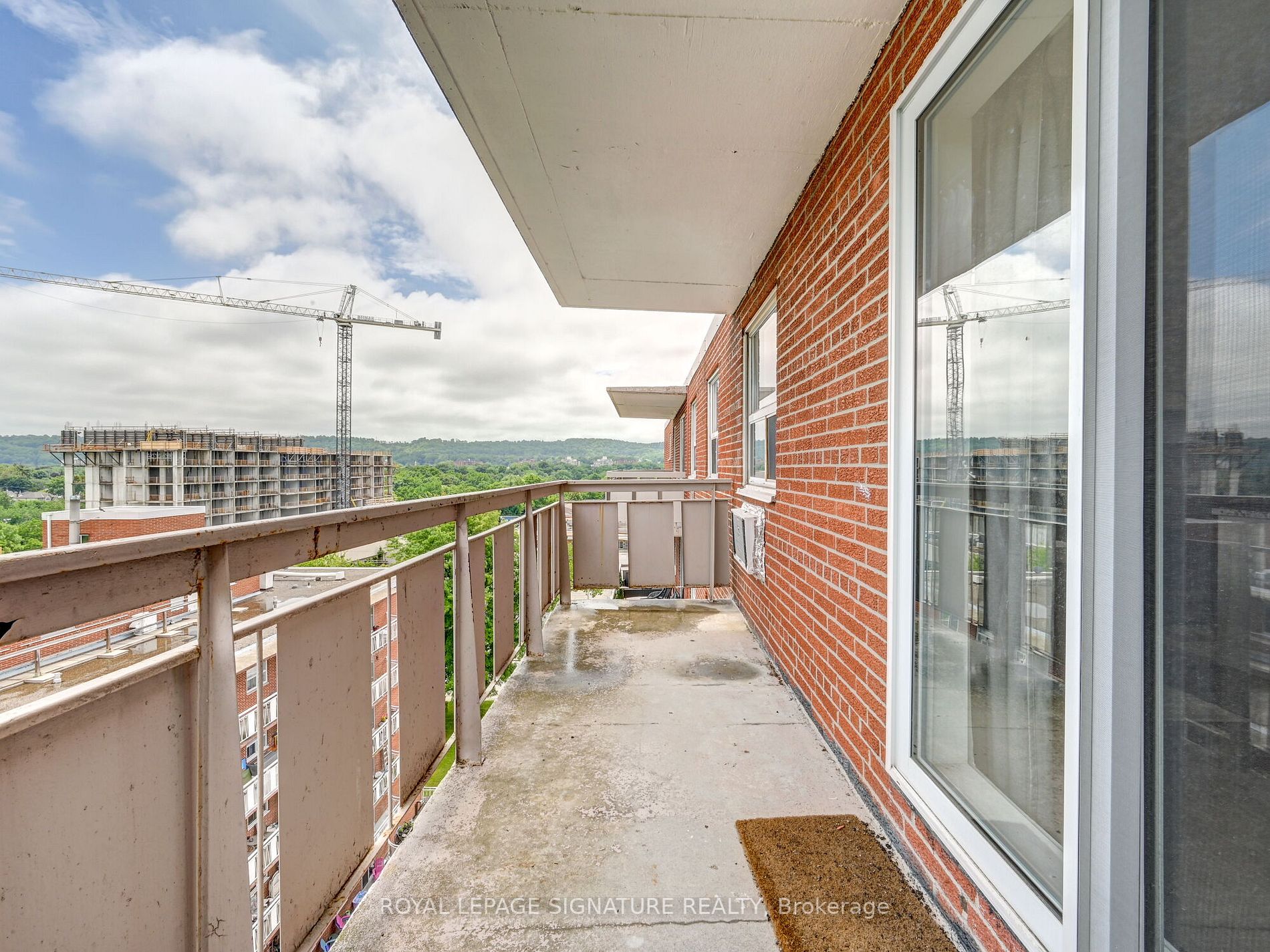 851 Queenston Rd, #902