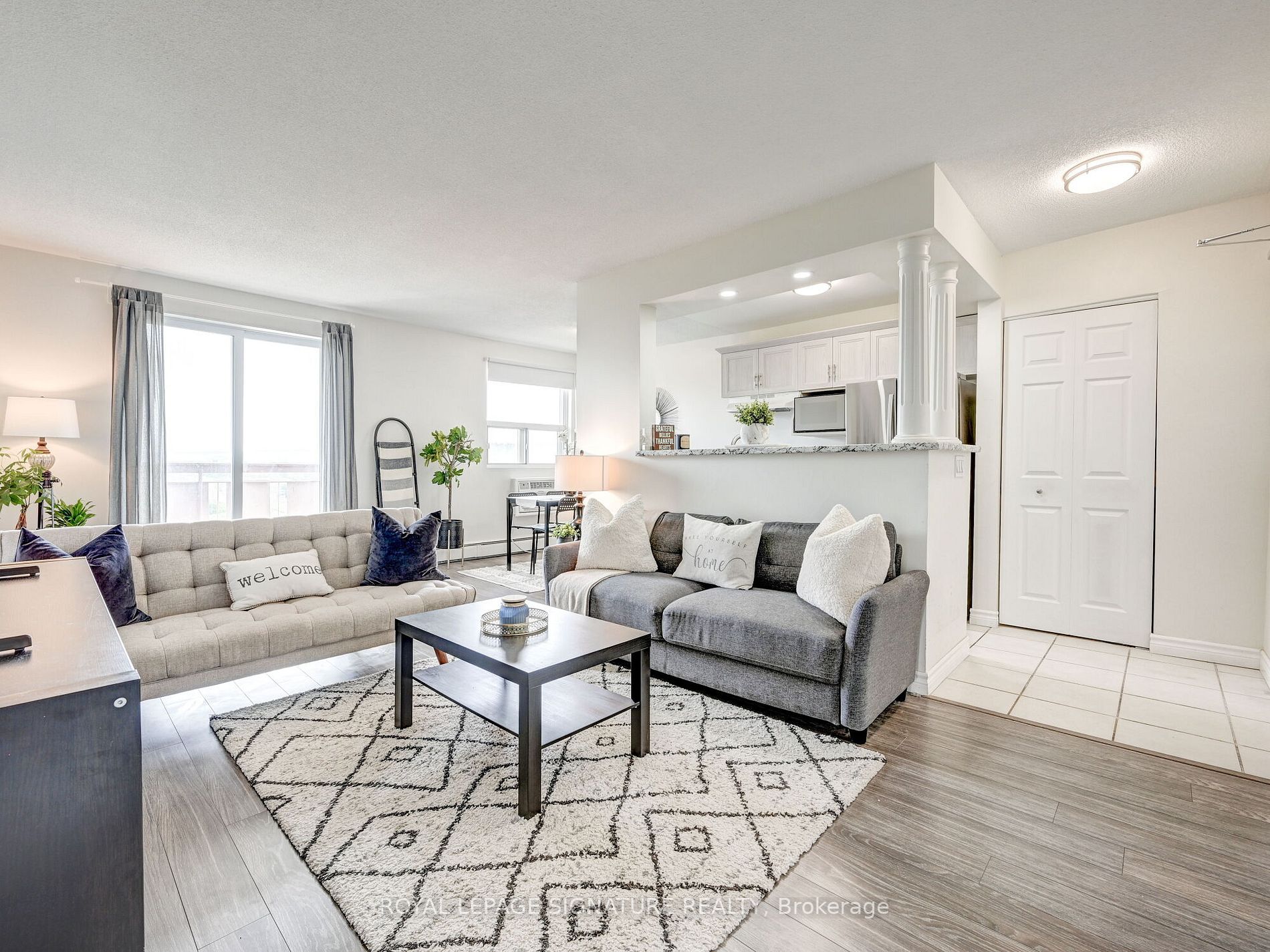 851 Queenston Rd, #902