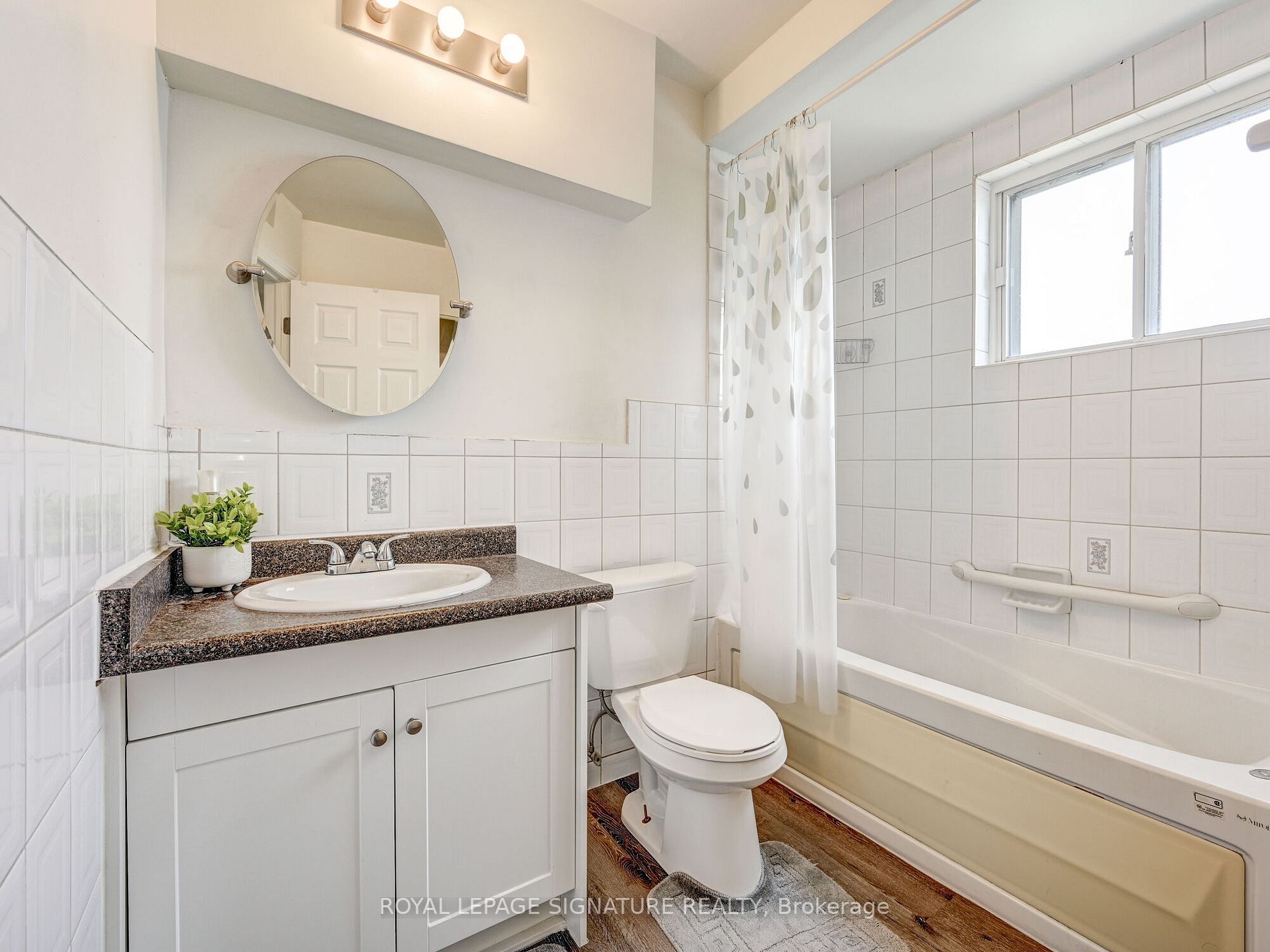 851 Queenston Rd, #902